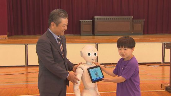 ｢Pepper｣が小学校にやってきた 新たなクラスメイトに児童大喜び プログラミング教育に貸与