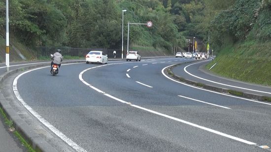 樟南高校のスクールバスが急ブレーキで生徒8人が転倒などケガ　鹿児島市の常盤トンネル近く