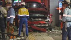 ｢アクセルとブレーキを踏み間違えた｣ 高齢女性運転の車が歩道に突っ込む　 1人死亡 １人重体