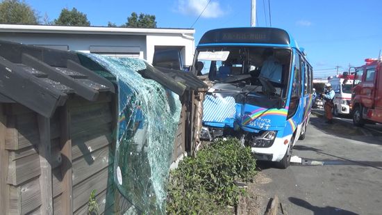 対向車線はみだし民家の塀に衝突 鹿児島市コミュニティバスが事故 　2人搬送も命に別条なし