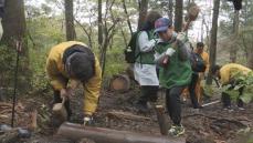 伊藤園の社会貢献プロジェクトで霧島市の高千穂河原の登山道を整備