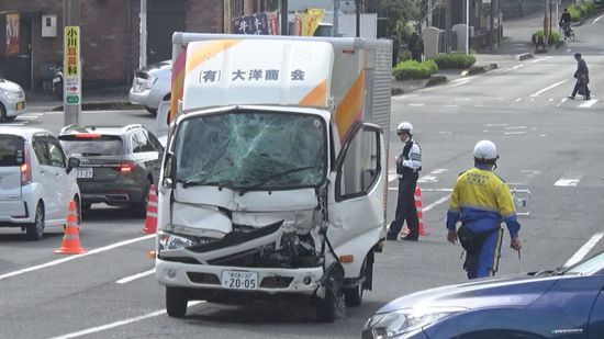 2トントラックが4トントラックに追突 弾みで自動車販売店へ8台破損 運転手2人搬送 店の営業に影響