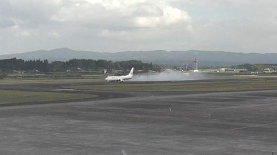 鹿児島空港着陸のJAL機 　タイヤがバーストし白煙 　ケガ人なし