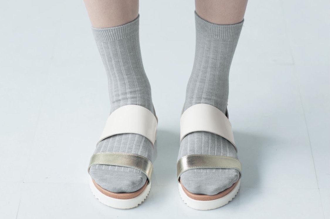 30代･40代｢靴下＋サンダルorパンプス｣のコーデ術