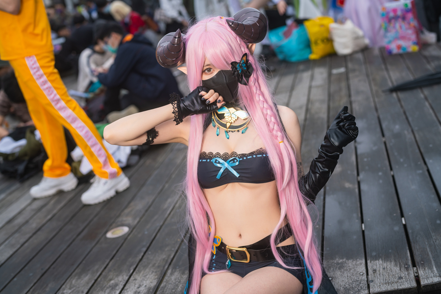 くびれが美しい！台湾美女による『グラブル』ナルメア水着姿