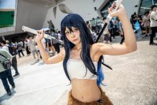 【コスプレ】『鬼滅の刃』「伊之助の女体化」がしなやかな肉体美！　美クビレ腹筋に注目