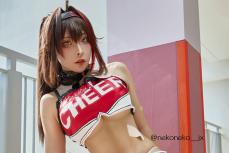 【コスプレ】美腹筋、お尻から腰までのラインも魅惑的！『NIKKE』ベイのチアリーダー衣装に注目