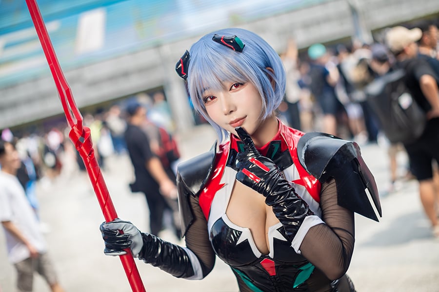 エヴァ』韓国美女レイヤーによる「綾波レイ」が完璧スタイル！ 艶肌