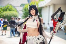 【コスプレ】台湾美女レイヤーが魅惑ボディ披露！　美腹筋チラリな『交錯戦線』「旋律」