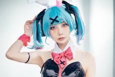 【コスプレ】初音ミクのバニーガール姿がエレガント＆セクシー！　網タイツ越しの美脚が魅惑的