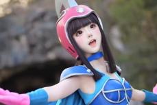 『ドラゴンボール』中国美女コスプレイヤーによる「チチ」が再現度高っ！　ビキニアーマー姿に「かわい過ぎ」