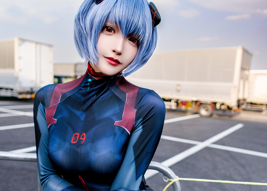 エヴァ』綾波レイのコスプレイヤーが圧巻美スタイル！ 体のライン