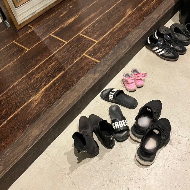 黒だらけに混じる、1歳娘のピンク靴…帰宅する度に夫婦でキュン　「彩りが加わる世界」「ちゃんと並べてて偉い」
