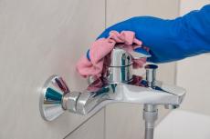 頑固な水あかには「歯磨き粉」、お風呂の床はお湯をはって「ハイター＋台所洗剤」でピッカピカ…アイリスオーヤマおすすめの「掃除の裏技」