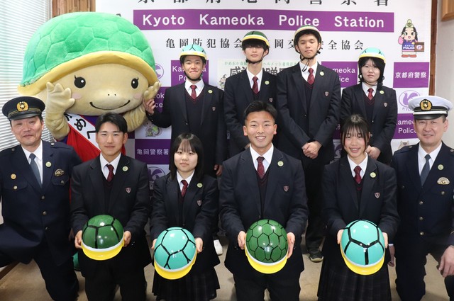 亀の甲羅型の自転車ヘルメットで安全運転アピール　京都の高校生が着色を手がける