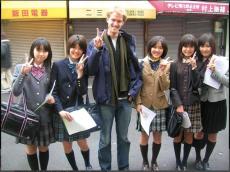 手がかりは1枚の写真だけ…海外の音楽家「18年前に大阪で会った5人の少女を探したい」→ナイトスクープみたいな驚きの展開に！
