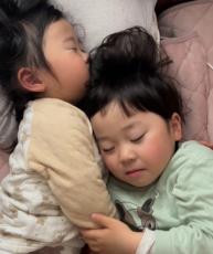 4歳兄と2歳妹、寝ている間でもぎゅーっ！　まるで”抱き枕”な姿に「可愛すぎる」「これはもう、動くぬいぐるみw」