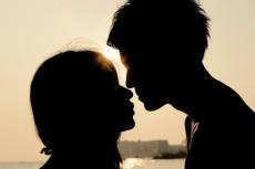 パートナーとのキスの頻度、約2人に1人が「半年に1回以下」