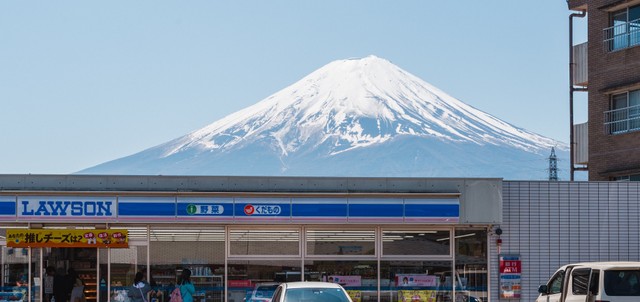 富士山ローソンにも負けてない！？ 北海道の離島で撮られた「ご当地富士×コンビニ」の味わい深さ　「ここまで来られるもんなら来いってか」