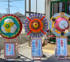 新装開店の店先の花環　よーく見ると廃材でできている！　漂着したブイやピアノの鍵盤、電線、照明器具