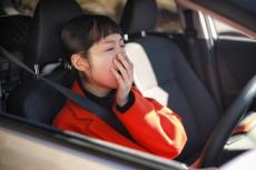 睡眠不足、渋滞、一人の時…運転中に眠くなったとき　みんなが効果的と実践しているのは？