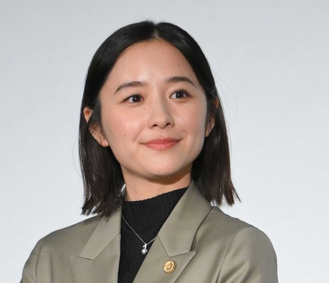 堀田真由、オン眉＆ノースリープワンピ姿「はやめの夏休み」、アンチヒーローから大胆イメチェン「似合ってます」「可愛すぎる」