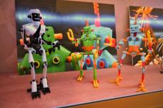 色とりどりのロボット作品が全部、はさみ1本で！？　まさかの素材で作る作品、岡山で初個展