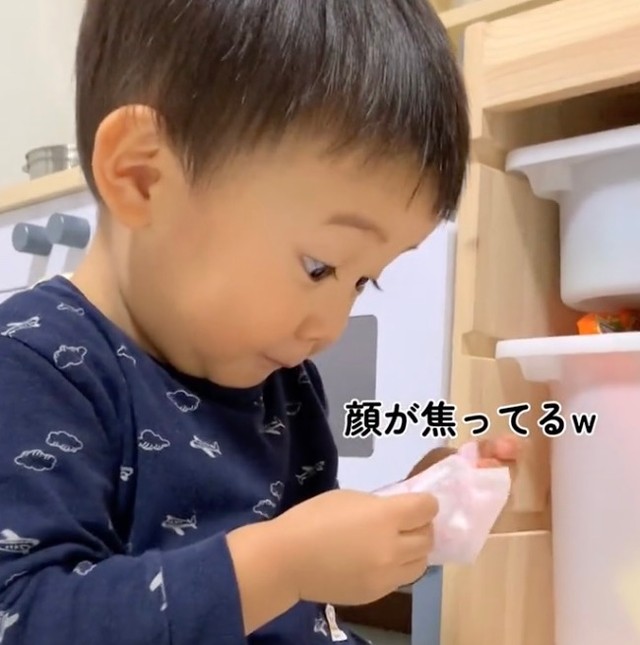 ママみたいに、ボクもあげたいな…泣いている0歳弟に、2歳長男の行動が優しすぎる 「素敵なお兄ちゃん！」「愛が溢れてる」