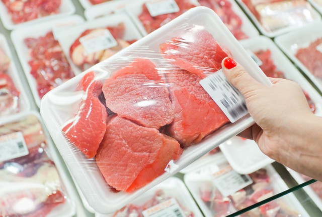 スーパーでまとめ買いしたお肉→「そのまま冷凍庫」はNG！？理由に「知らんかった」ネット驚愕　ニチレイフーズオススメの方法は