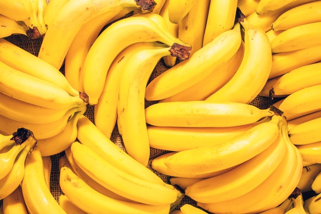 【意外と知らない！？】「バナナ」を長持ちさせる豆知識…「常温」「冷蔵」「冷凍」それぞれに適した保存方法がありますよ