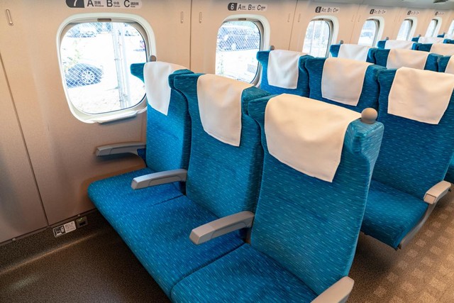 新幹線や飛行機、隣に座られたくないから…「1人で2席分買って、ゆったり座る」はアウト？　JRや航空会社に聞いた