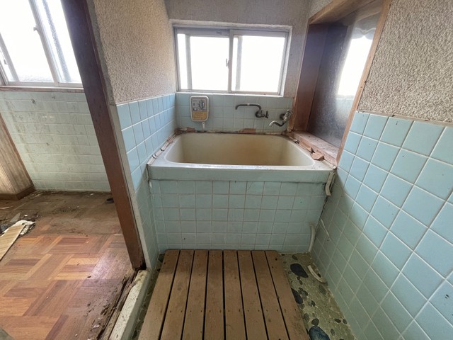 「お風呂が8万円で作れました」DIYで浴室リフォーム…ビフォーアフター写真に驚き「業者に依頼で70～100万くらい」「凄すぎ！」