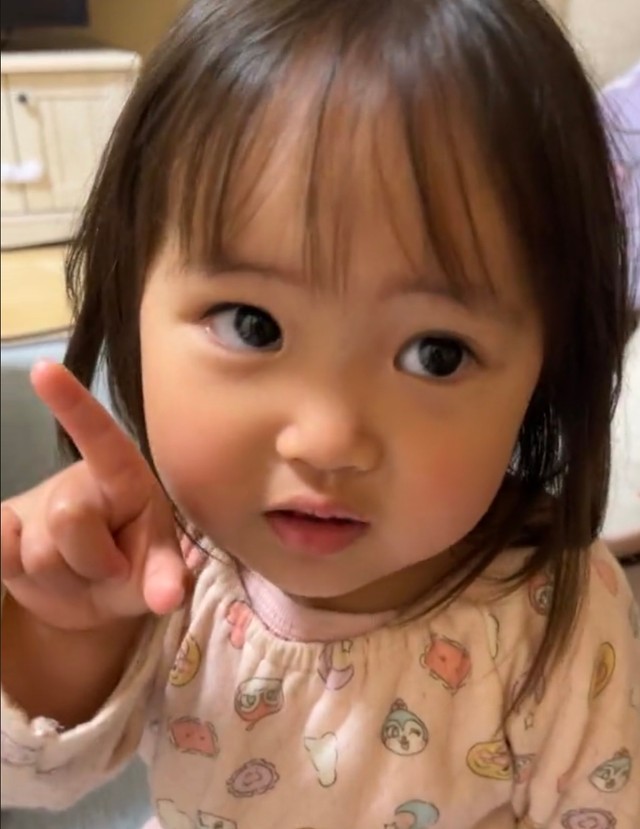 1歳女の子が放った「もう1回！」に爆笑、おねだりしたのは…？　　かわいい姿に「ギャグに見えてしまう」「面白くて明るい子に育ちそう」