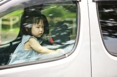 子どもが車のキーを触ってて、車内に閉じ込められた！　熱中症の危機…休暇中に増える「キー閉じ込み」　JAFに対策を聞いた