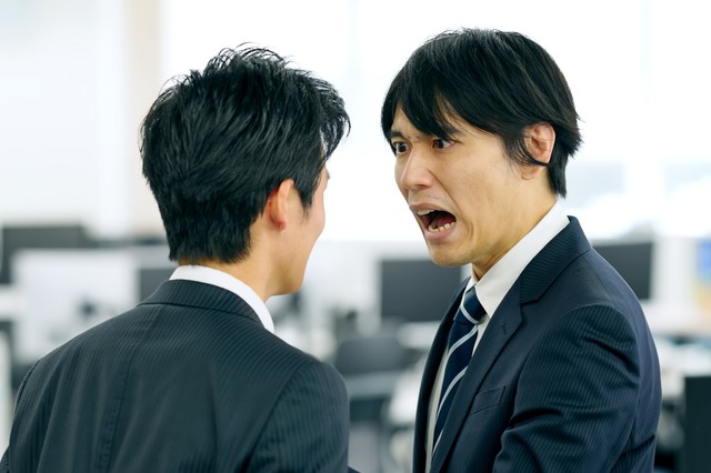 上司が怖いと感じるのは「口調・話し方が怖いとき」が1位…上司が怖いことで退職を考えた人の割合は？