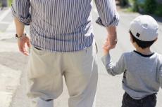 「俺、まだ生きてるよ」お盆の帰省中、3歳息子が隣の祖父をなぜか素通り→祖父の発言がセンス抜群と話題「ユーモア溢れててすげぇ」