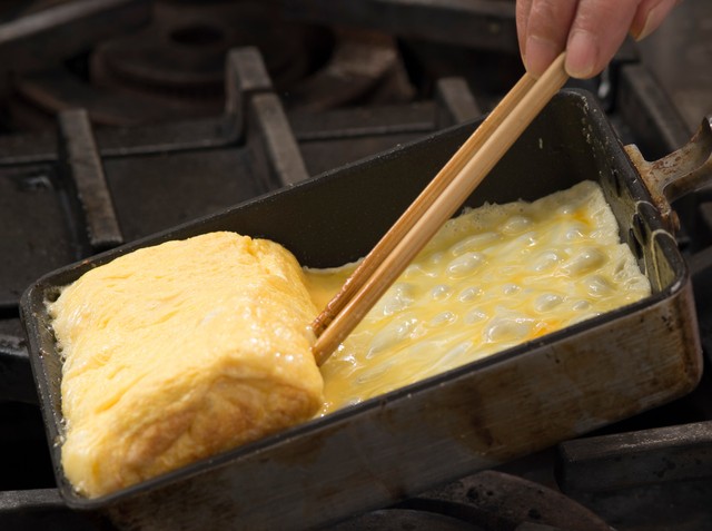 「卵焼き器」のカタチは東西で違うの！？ 調理法の違いを反映…料理道具専門店が教える意外な事実