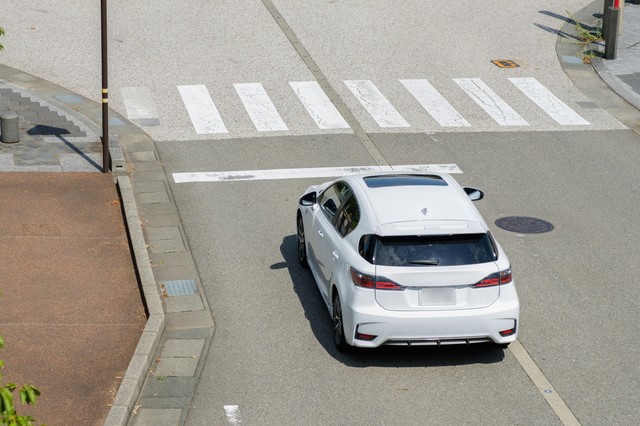 「信号待ちのタイミングで運転手を交代」「エンジンをかけっぱなしで車を離れる」…意外と知られていない交通違反とは