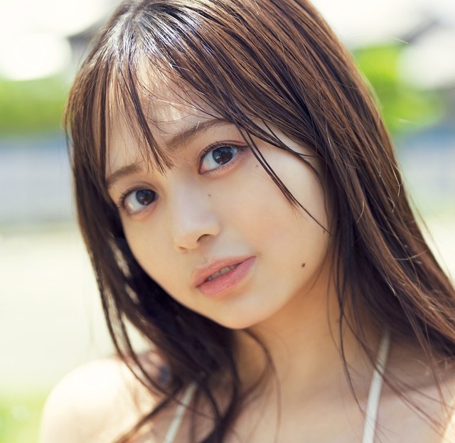 吸い込まれそうな眼差し　18歳グラドル蓬莱舞さん　濡れ肌輝くお風呂シーン　FLASHに登場