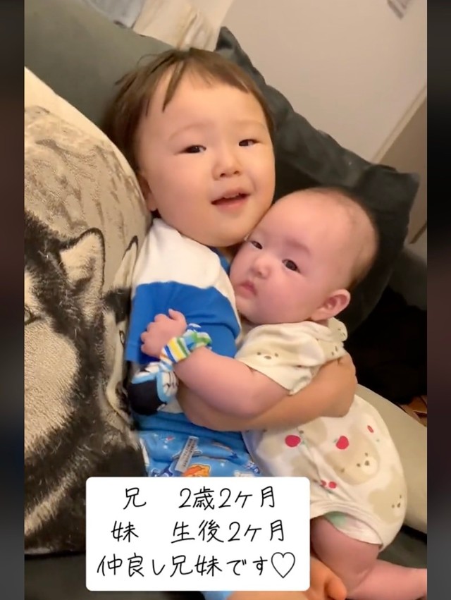 1歳息子、生後間もない妹と初対面→すでに兄心が！？「ちっちゃいのに立派なお兄ちゃん」