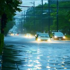 線状降水帯で一瞬で車が浸水！体験者「車が浮きました」→プロに対処法を聞いた「発火の恐れもあり注意」