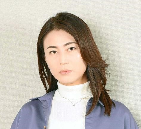 氷川きよし、背中ぱっくりドレス姿、金髪ショート「美しい」「最高に格好いい」AIで変身