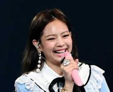 別人級…！BLACKPINKジェニーが金髪に、 水色ホットパンツでCHANELのショー「オーラすごい」「ギャル」