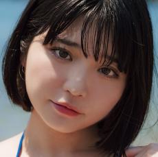 青いビキニがはちきれそう　二刀流アイドル・根本凪さん　魅惑の眼差しと豊満ボディでファンを虜に