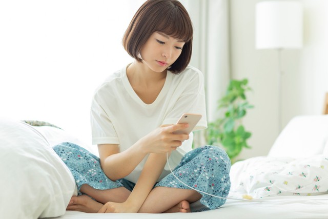 スマホの「ながら充電」をしたことがある人は7割弱　「でも、スマホに良くなさそう…」やめたい人はどのくらいいる？