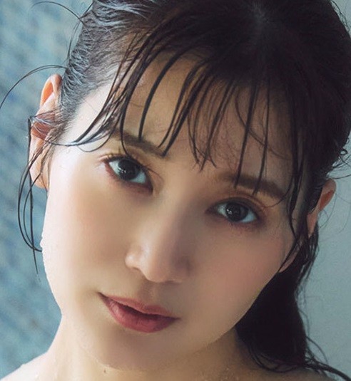 はちきれそうな競泳水着　女優・出口亜梨沙さんがセクシーアスリートに　写真集「艶やかなアスリート」