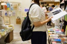 「書店で本の上にバッグを置かないで」小説家の嘆きに本好きから怒りの声ぞくぞく…「自分以外のものやことを思いやる気持ちを大切に」