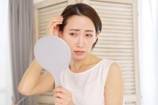 女性の半数「例年に比べ、今年の秋は特に髪の抜け毛の量が増えたと感じる」…”老け見え”するのはどんな髪型？