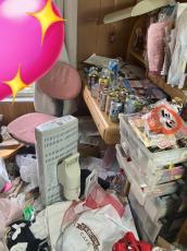 「女の子の部屋の現実」3年以上片付けてないOLさんの部屋が話題「学習机に空の缶チューハイて」