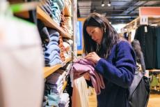 洋服を買う頻度、男性は「1年に1回」、女性は「5～6ヵ月に1回」が最多